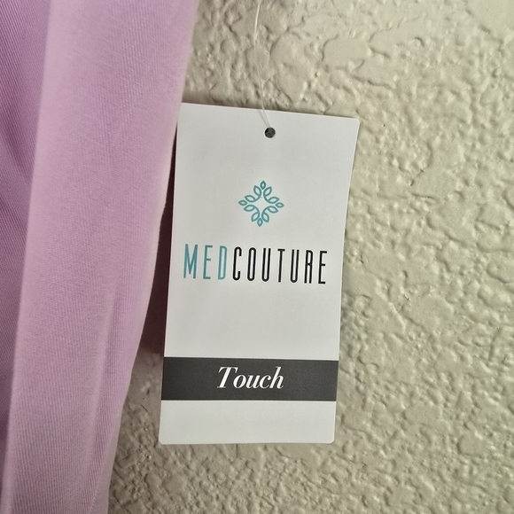 MedCouture NWT Lilac V Neck Scrub Top with Stretchy Rib Knit Shoulders XL - Picture 7 of 10